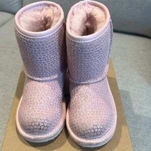 Ugg boots size 9 roller T classic II Gel Hearts pink.